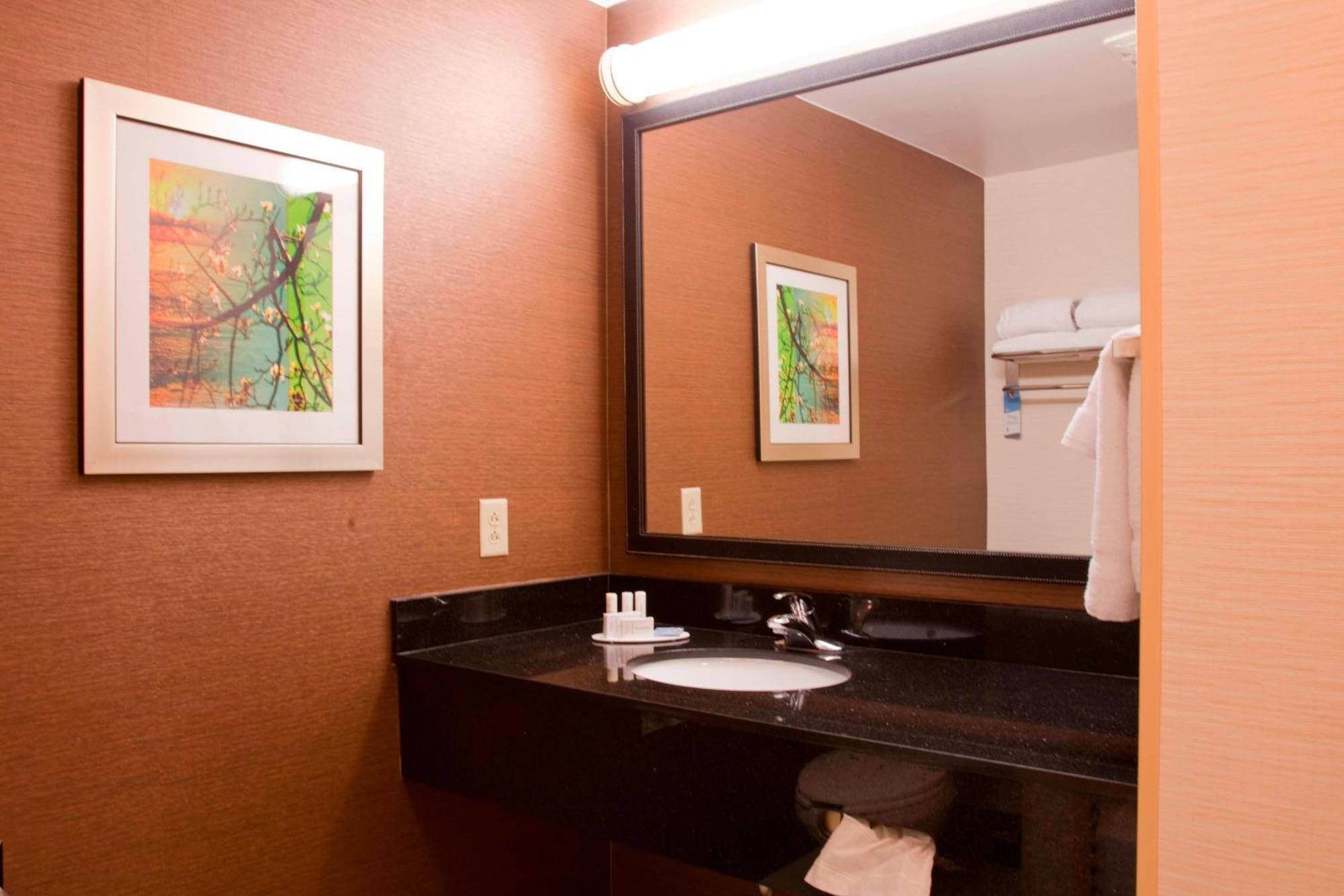 Fairfield Inn & Suites Бедфорд Екстериор снимка